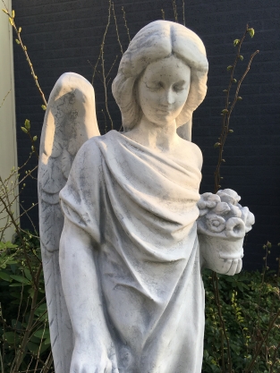 Mooie engel, graf engel, vol-steen, antiek wit.